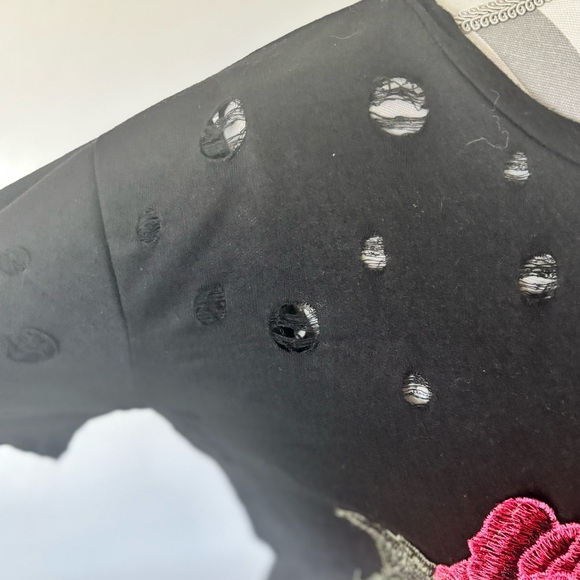 Women’s Local Lab Black Distressed T-Shirt Medium – Pink Rose Floral Appliqué Gr - Picture 2 of 6